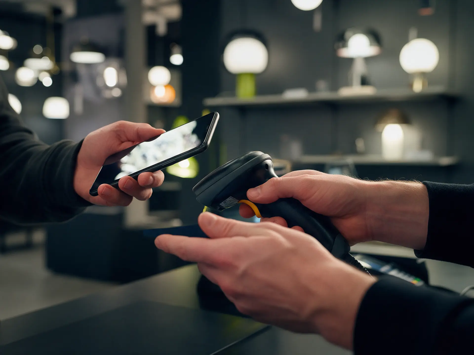Карта лояльности в мобильном приложении: покупатель показывает QR-код на кассе